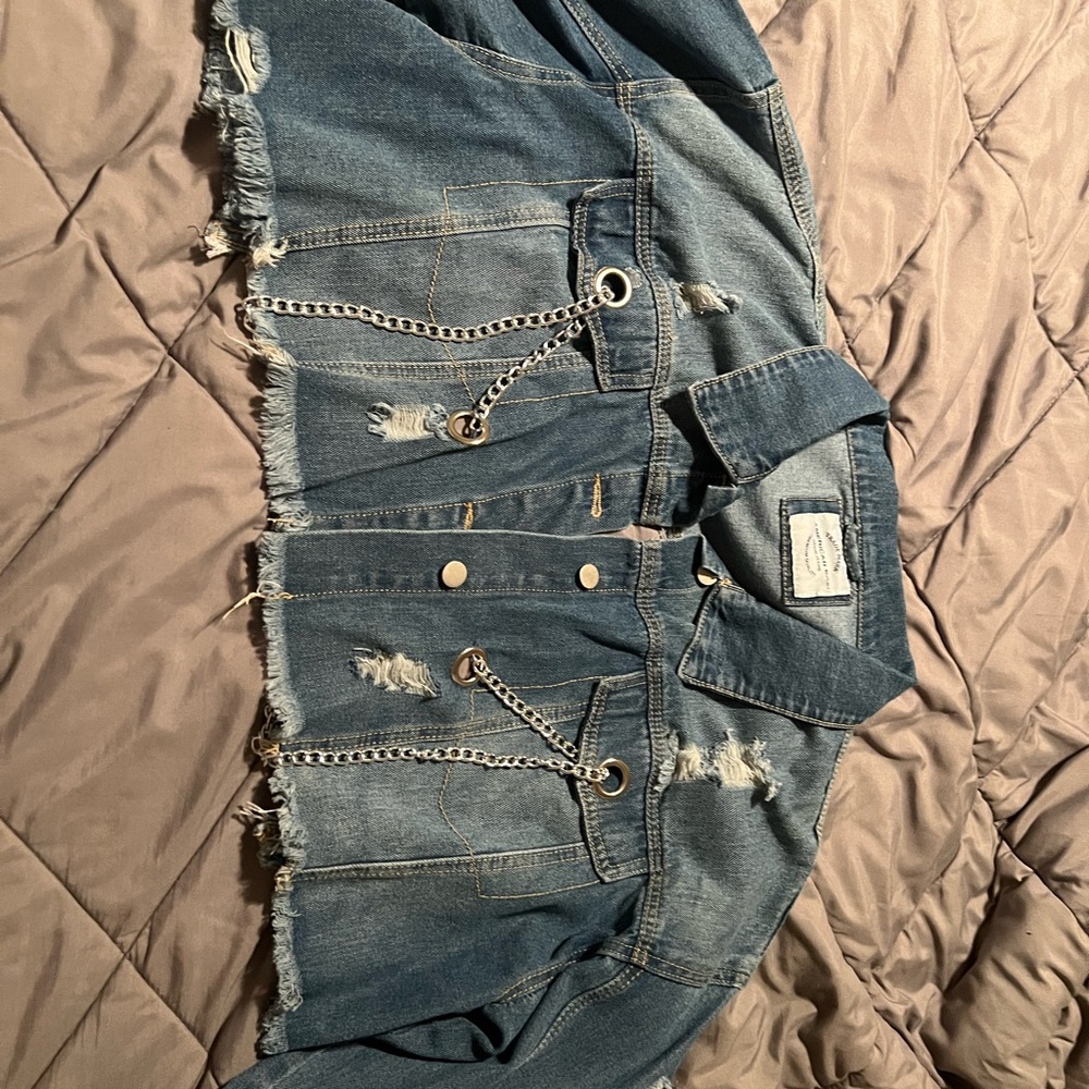 Women’s cropped Jean jacket with silver chains like new